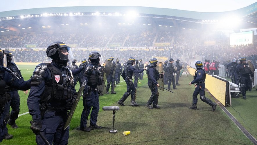 Heavy police presence at Stade de la Beaujoire ahead of feared crowd trouble