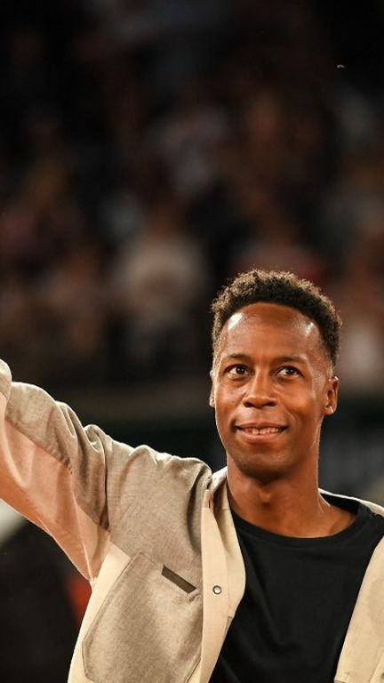 Gaël Monfils salue le public su court Centra de Roland-Garros, le 21 mai 2026 (MATTHIEU MIRVILLE / AFP)