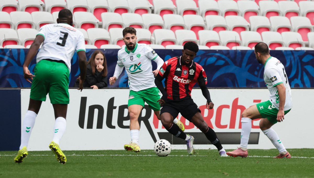 Mohamed-Ali Cho of OGC Nice in action against AS Saint-Étienne