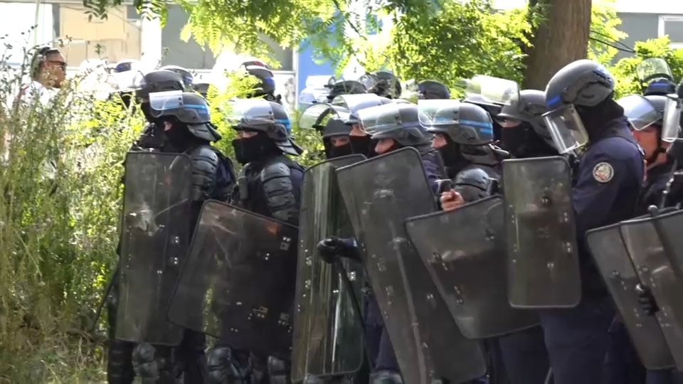 Police and supporters clash near Porte de Saint-Cloud