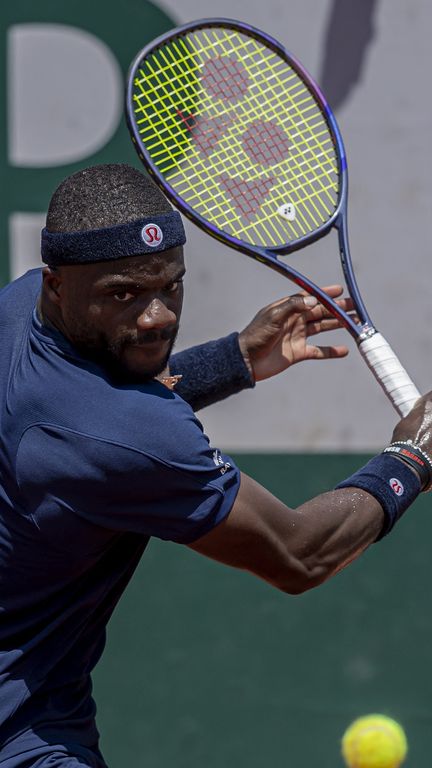 L'Américain Frances Tiafoe à l'occasion de son match du 2e tour de Roland-Garros contre le Polonais Hubert Hurkacz, le 28 mai 2026. (ROBERT SZANISZLO / AFP)