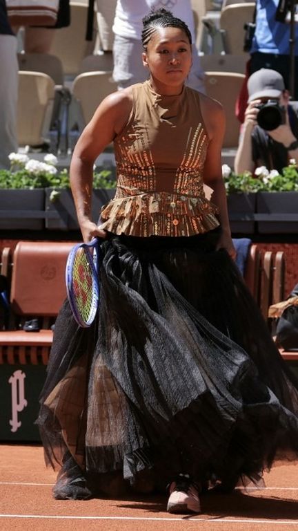 La Japonaise Naomi Osaka lors de son entrée sur le court Suzanne-Lenglen pour le 1er tour de Roland-Garros, le 26 mai 2026. (THOMAS SAMSON / AFP)