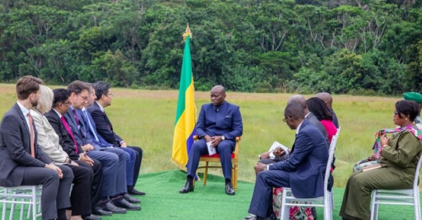 Diplomats gathered around Gabon's Head of State at Kobe-Kobe site