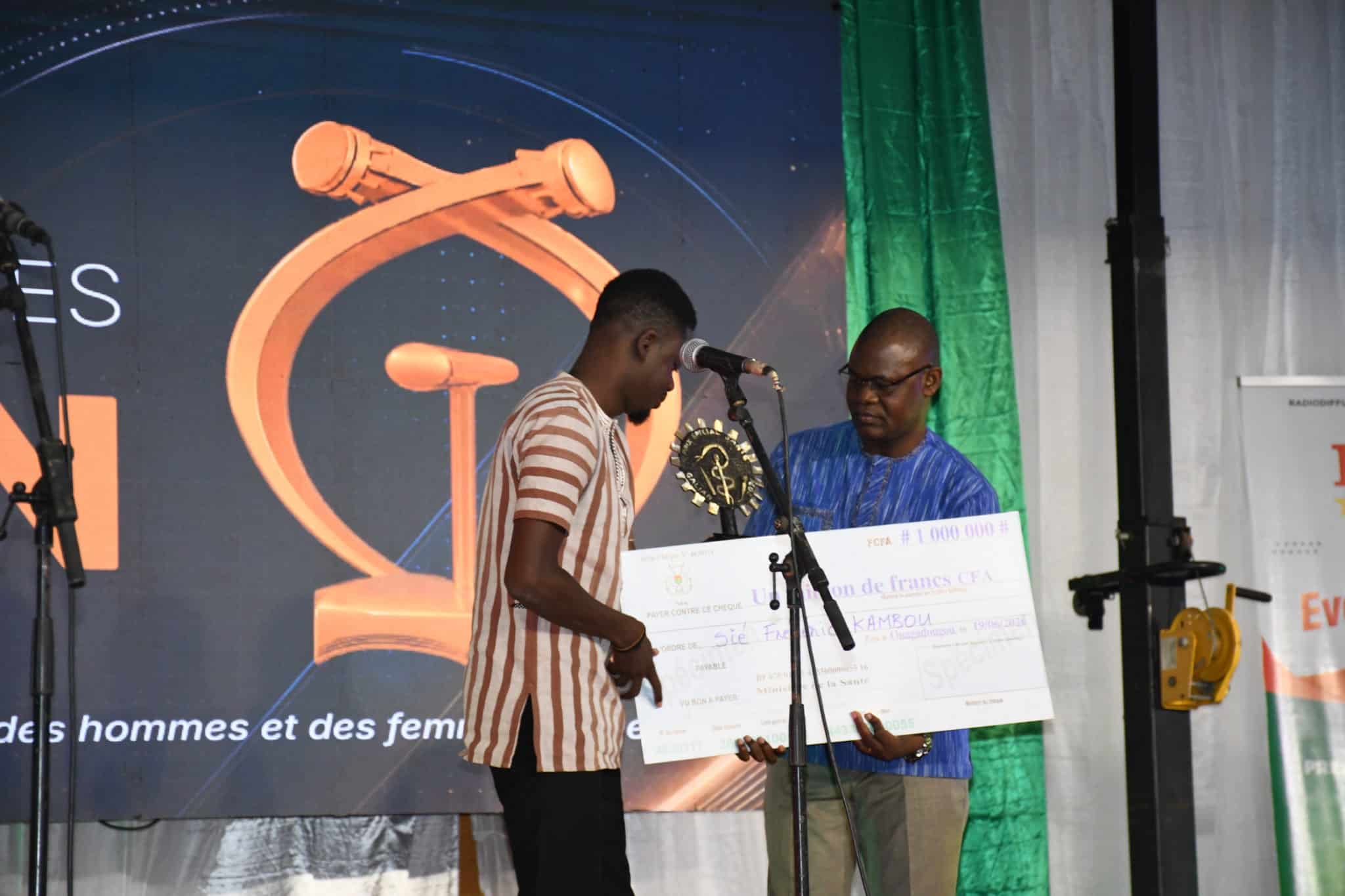 Sié Frédéric Kambou receiving the Galian Award