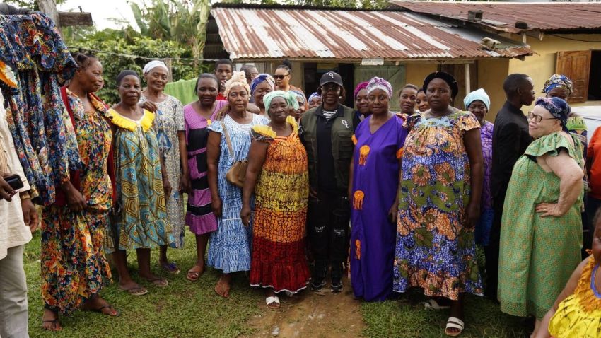 Minister Marcelle Ibinga with women in Woleu-Ntem province