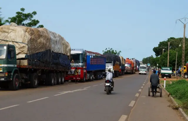 Delegations from Niger and Bénin engaged in talks in Cotonou, signaling a potential border reopening after years of closure.