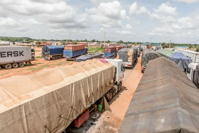 Long queues of trucks stranded at the closed Bénin-Niger border in Malanville, illustrating the economic toll of the blockade.
