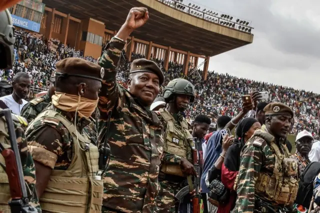 A tense standoff at the Bénin-Niger border checkpoint, highlighting the diplomatic breakdown that led to the closure.