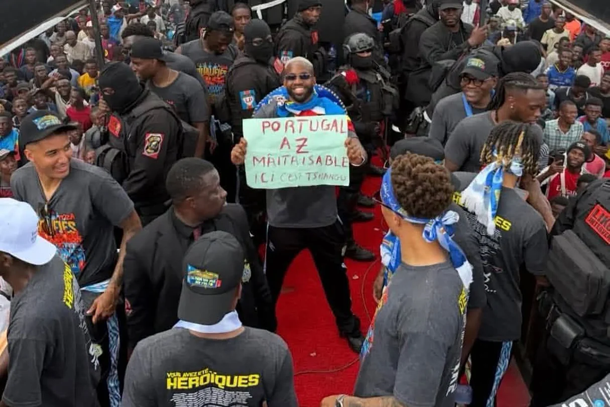 Congolese footballer Cédric Bakambu holding a sign reading 'Maîtrisable' in June 2026.
