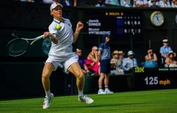 Le pied en sang, Sinner se qualifie péniblement en cinq sets à Wimbledon
