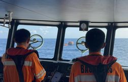 Un bateau coule en Indonésie, au moins un mort et 24 disparus