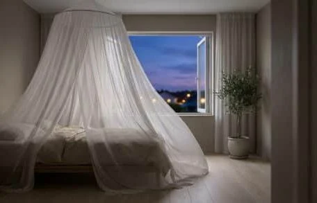 J’ai suspendu un simple voile au-dessus de mon lit juste pour décorer la chambre : depuis, je n’ai plus revu un seul moustique tourner la nuit et je dors fenêtre ouverte