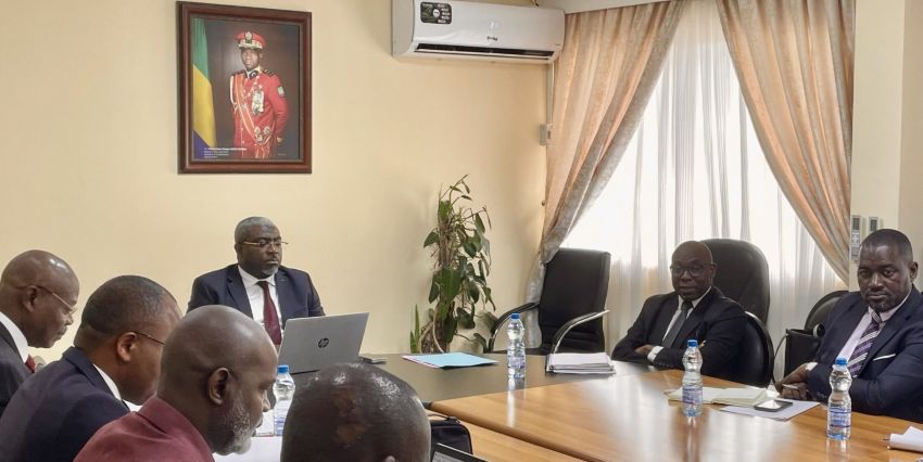 Government officials in a meeting at the Secretariat-General of the Gabonese Government