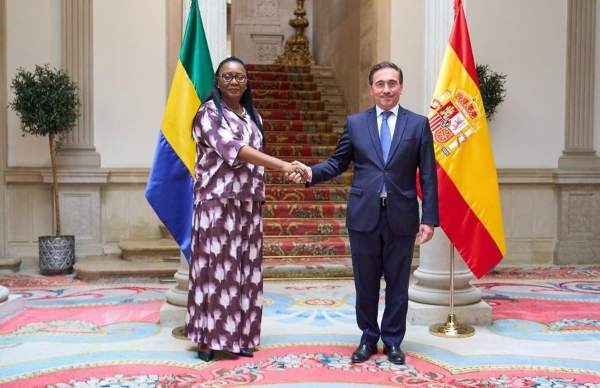 Gabonese Minister of Foreign Affairs and Cooperation Marie-Edith Tassyla-Ye-Doumbeneny and her Spanish counterpart José Manuel Albares during talks in Madrid