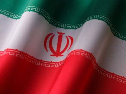 Guerre au Moyen-Orient : de nouvelles frappes échangées entre les États-Unis et l'Iran