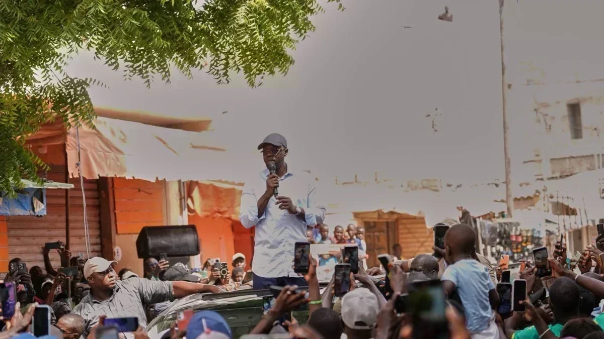 Bargny : Ousmane Sonko mobilise les militants de Pastef pour la campagne de vente des cartes de membre 1 Bargny : Ousmane Sonko mobilise les militants de Pastef pour la campagne de vente des cartes de membre