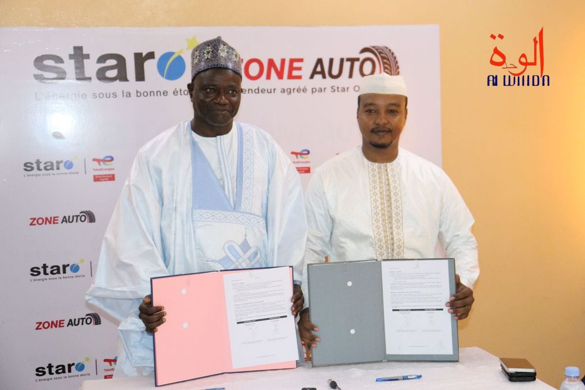 Star Oil Tchad and Zone Auto representatives shaking hands at partnership signing