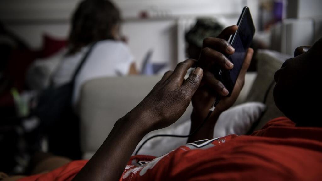 Market traders in Yaoundé report declining sales of undocumented phones following customs reform